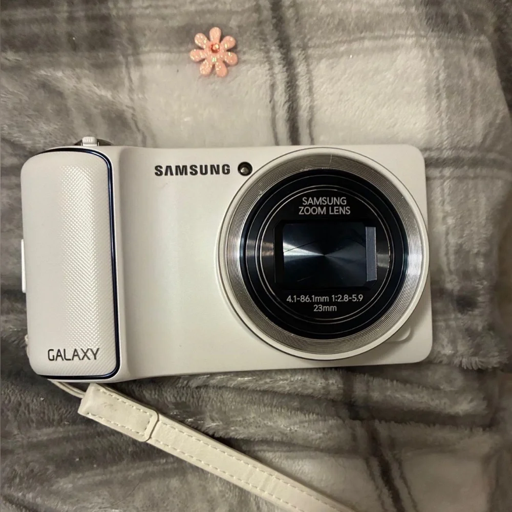 Samsung White Compact Digital Camera with Zoom Lens